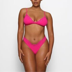 SKIMS FITS EVERYBODY LACE SCOOP BRALETTE LIMITED EDITION: NEON ROSE SMALL